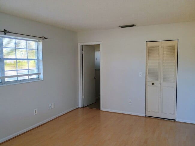 Building Photo - 2 bed 2 bath house for rent