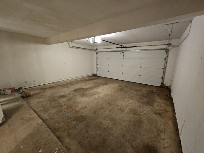 Building Photo - 2 story condo with garage