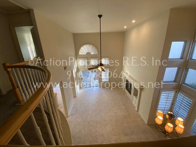 Building Photo - Greenbelt Views - 3 Bed, 2.5 Bath - Privat...