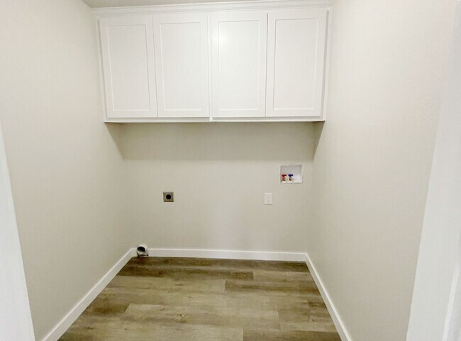 Building Photo - Gorgeous 3 Bedroom 2 Bath Home