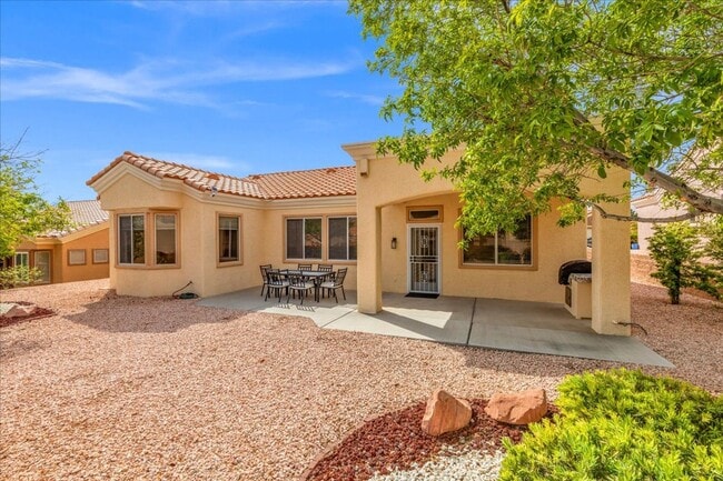 Building Photo - Serene Retreat Furnished 2 Bedroom Sun City Summerlin Home