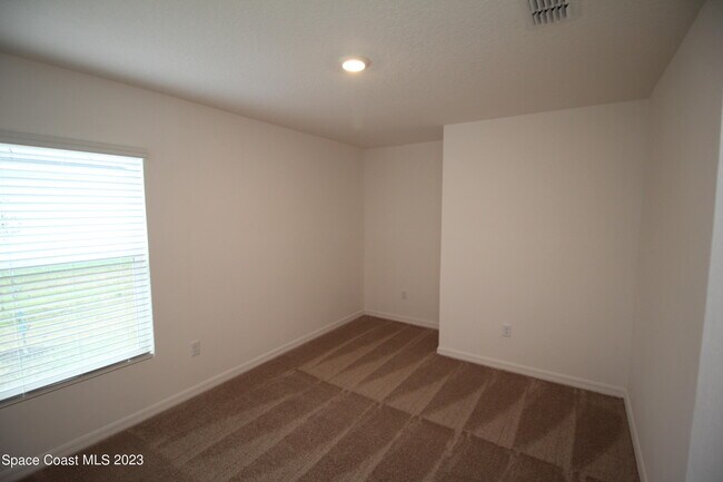 Building Photo - 256 Trembley Ave SW