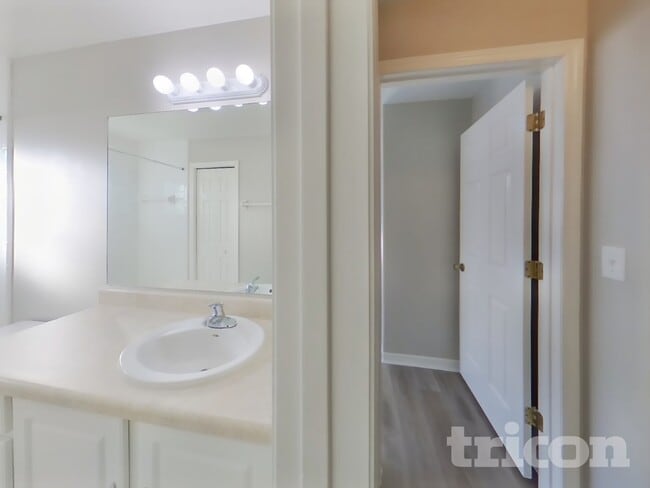 Building Photo - 2342 Sweetwater Blvd