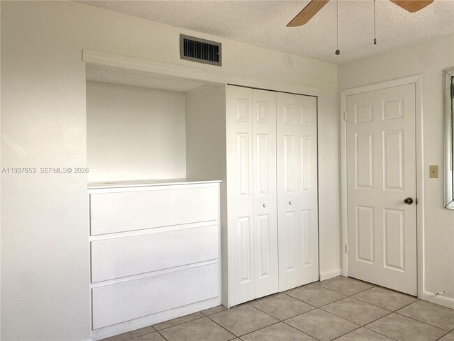 Building Photo - 2322 S Cypress Bend Dr