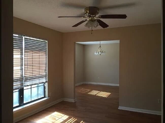 Building Photo - 3 Bedroom 2 bath fenced back yard in a quiet neighborhood!!