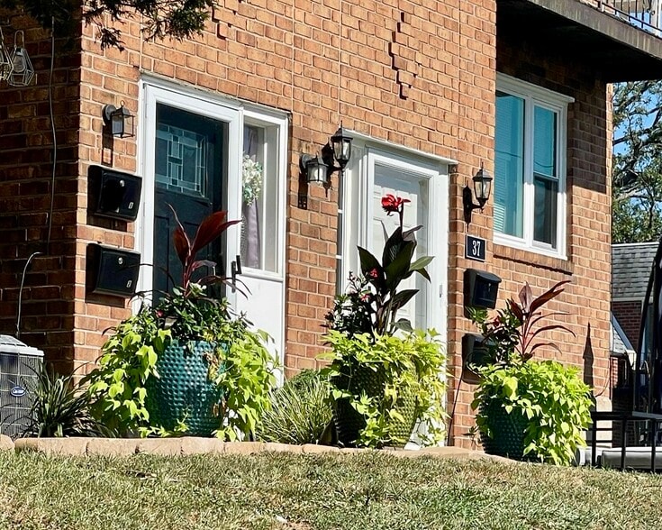 Primary Photo - 35 S Oak Ave