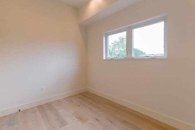 Building Photo - Modern 4 Bedroom Penthouse in Nest to Unio...