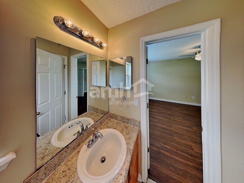 Building Photo - 9183 Prosperity Lake Dr