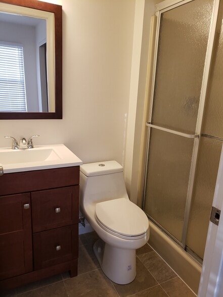 2nd Upstairs Bath - 27 Park Charles Boulevard South