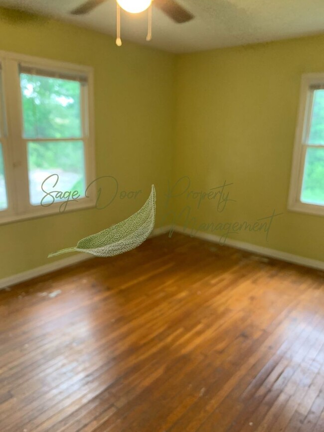 Building Photo - BRIGHT LAYOUT!