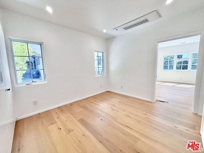 Building Photo - 1979 N Kenmore Ave