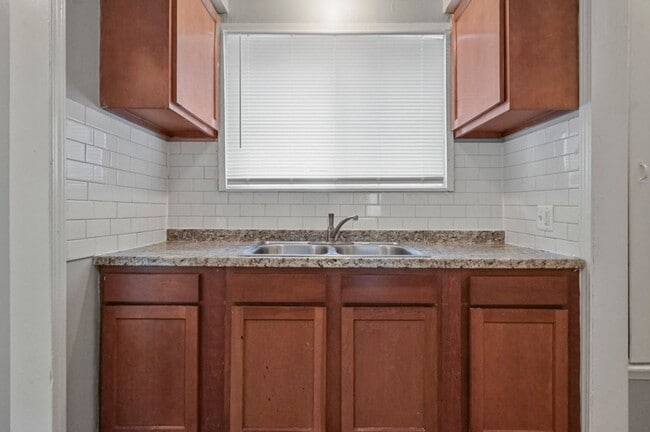 Building Photo - 19356 Westmoreland- 3 BED & 1.5 BATH FOR RENT