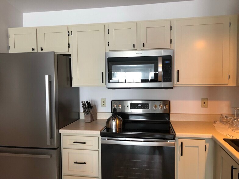 new SS appliances and plenty of cabinets - 3505 Fallon St