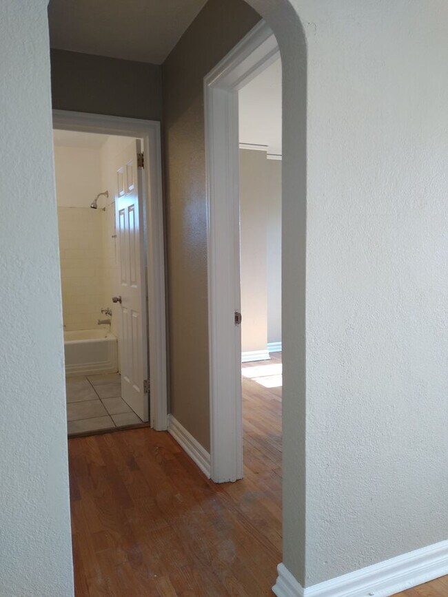 Building Photo - Charming Large 1 Bedroom in the Heart of the City