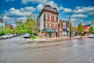 Building Photo - 2021 N Western Ave