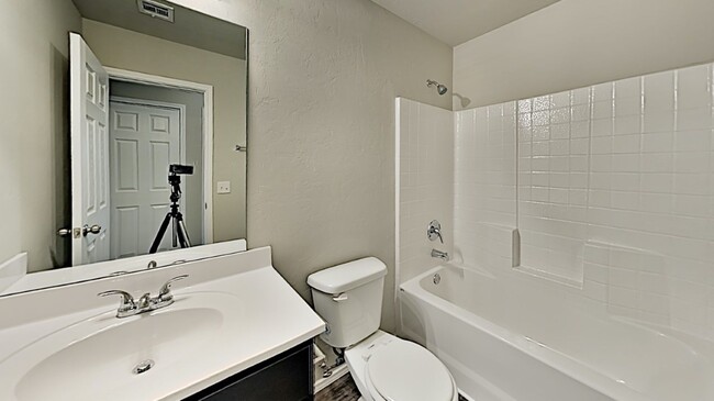 Building Photo - Very Nice 3 Bedroom 2 Bath Home in Yukon S...