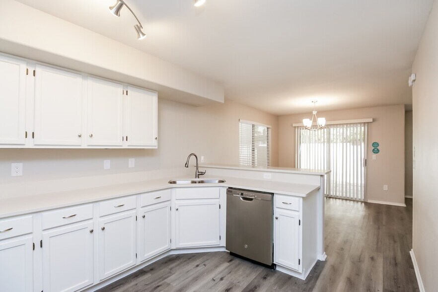 Building Photo - 425 S Sunrise Dr