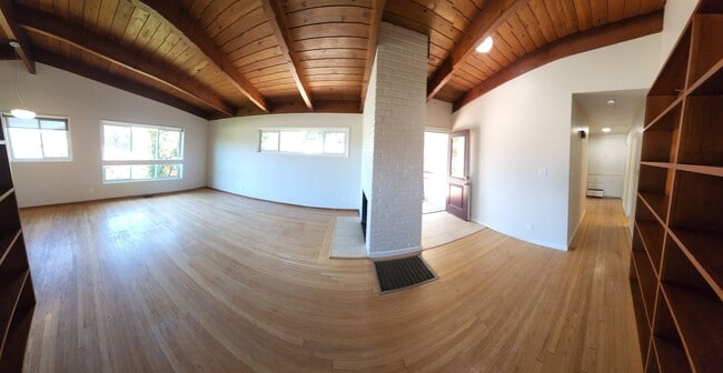 Building Photo - Large 5 Bedroom Home close to Poly Campus!!