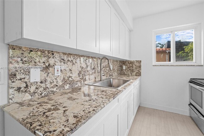 Building Photo - 201 S Biscayne River Dr