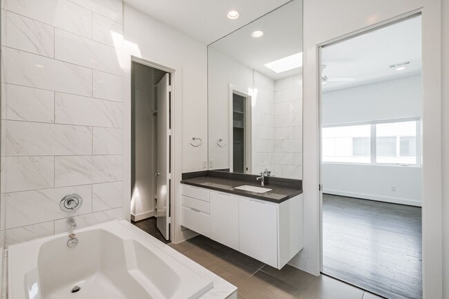 Building Photo - Welcome to this absolutely STUNNING Townhome!!