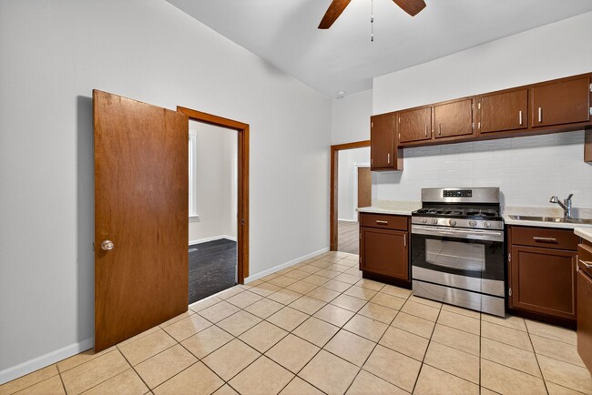 Building Photo - 1922 N Whipple St