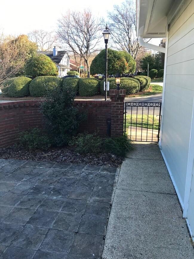 Building Photo - 3 bedroom townhome across from Panthers St...
