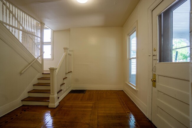 Building Photo - AVAIL 6/1/26 - Charming 5 bedroom Home wit...