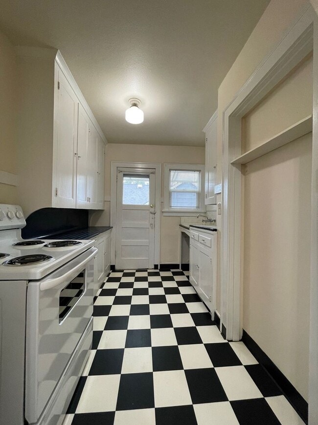Building Photo - **FREE TWO WEEKS RENT** Buckman Charmer Studio~ Quick Access to Big City Amenities~ Onsite Laundr...