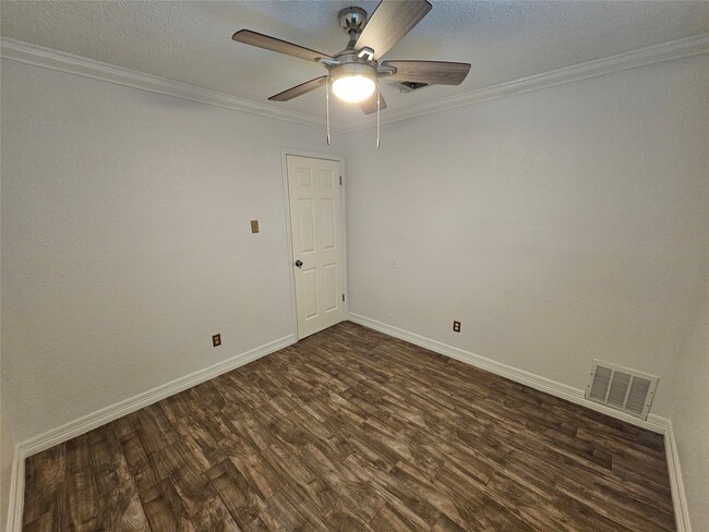 Building Photo - 2715 Ashington Dr