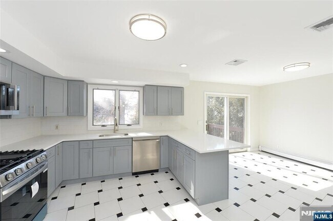 Building Photo - 472 Central Blvd