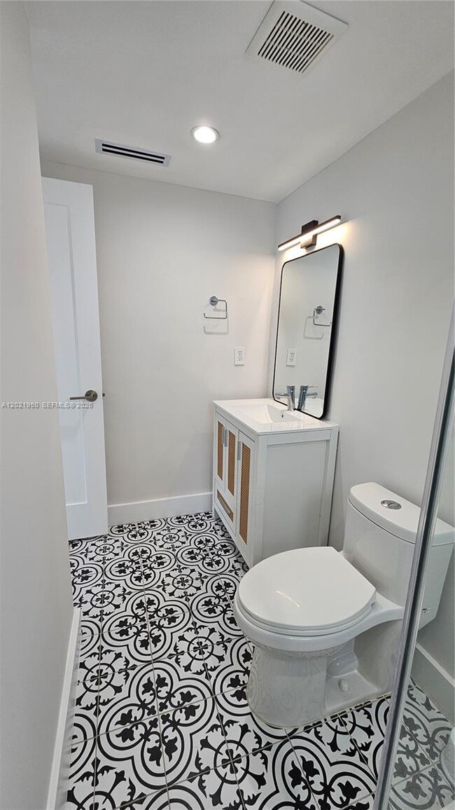 Building Photo - 424 NE 63rd St