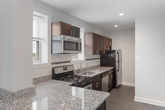 Building Photo - 5860 N Kenmore Ave