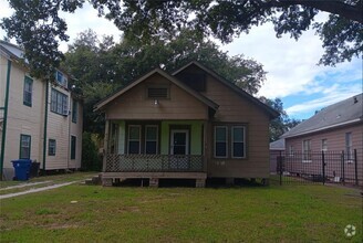 Building Photo - Cute 2/1 home with large living room, yard...