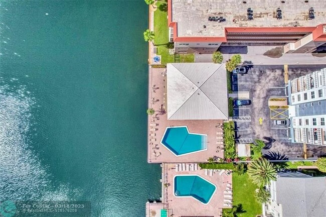 Building Photo - 3113 S Ocean Dr