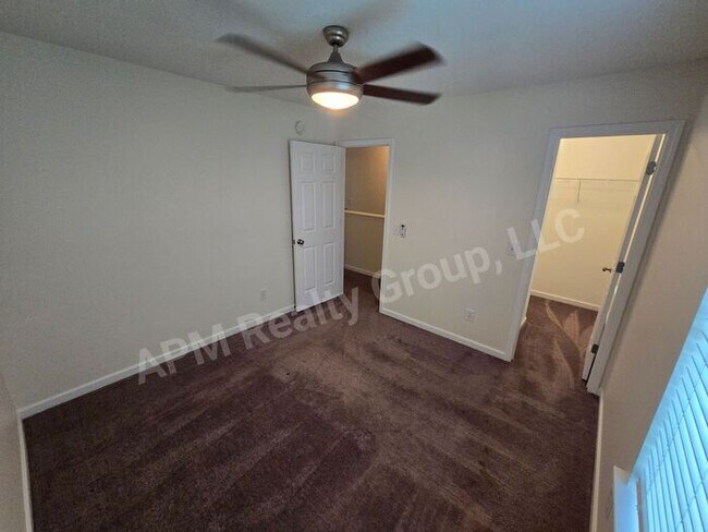 Building Photo - Four bedroom home off Hardscrabble