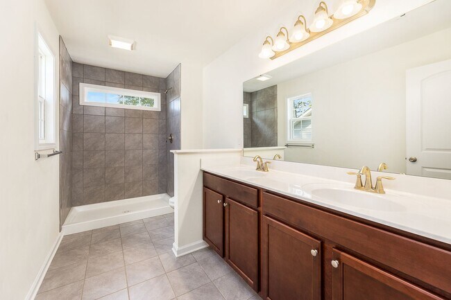 Building Photo - Spacious 4 Bedroom 2.5 Bath Home