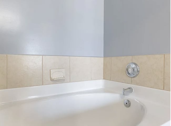 Building Photo - Renovated End-Unit Townhome with Spacious Primary Suite