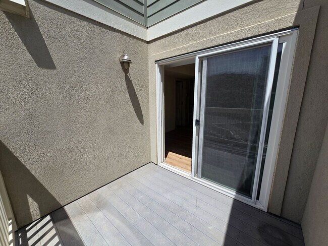 Building Photo - Covered parking? covered private deck? Dakota Ridge 2 Bedroom 2.5 Bath Condo