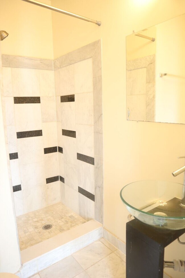 Building Photo - (Townhouse for Rent ) Simply Beautiful