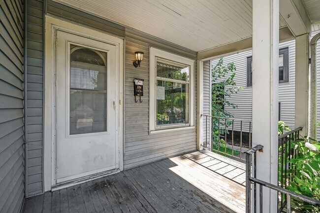 Building Photo - Incredible 5BD/2BA HGTV Remodeled Home near U of M & Dinky Town! Avail. 9/1/26!