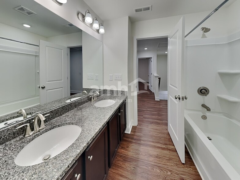Building Photo - 421 Levon Ct