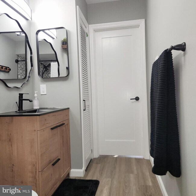 Building Photo - 16 Pickwick Pl