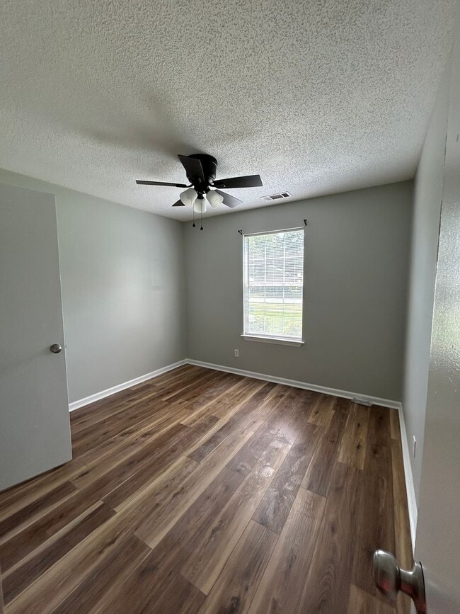 Building Photo - Adorable 3-bed 2-bath Home in Established ...