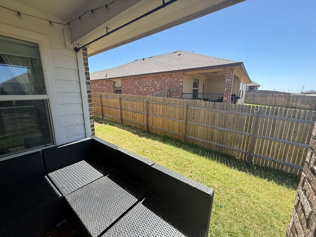 Building Photo - BEAUTIFUL 4-bedroom 2-bathroom home!