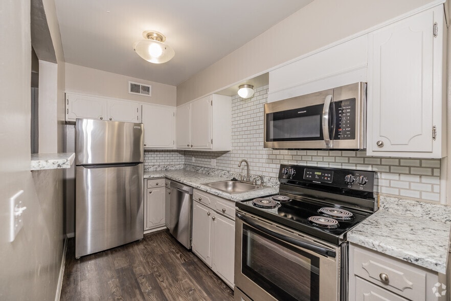 1BR, 1BR - 649SF - w-Washer and Dryer - Kitchen - Brookwood Apartments