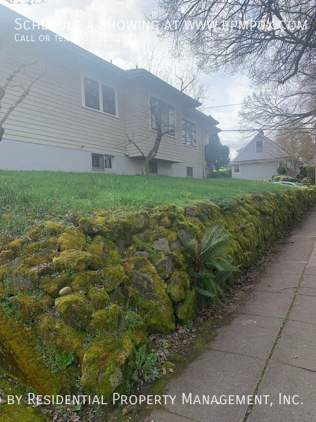 Building Photo - 3205 NE Everett St