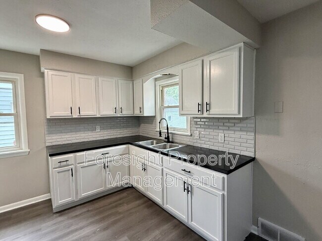 Building Photo - 654 E 240th St