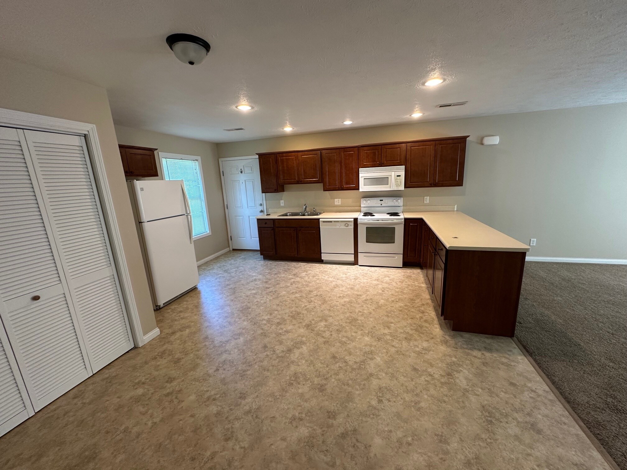 kitchen - 575 N Cartwright St