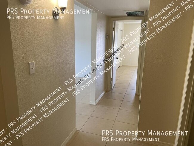 Building Photo - 1532 E El Parque Dr