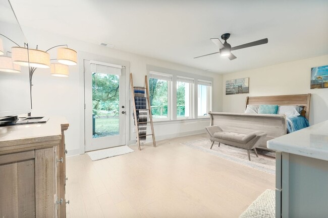 Building Photo - Elevated Lowcountry House!
